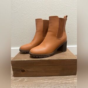 ZBY Women’s Lug Sole Platform Chelsea Boots Size 7.5 Tan/Brown. Like new!
